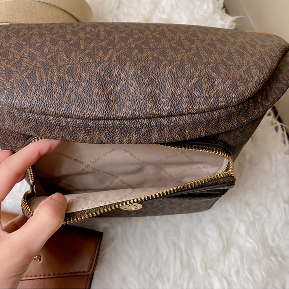 Michael Kors Maisie Large Logo 2-in-1 Sling Pack - Picture 5 of 14